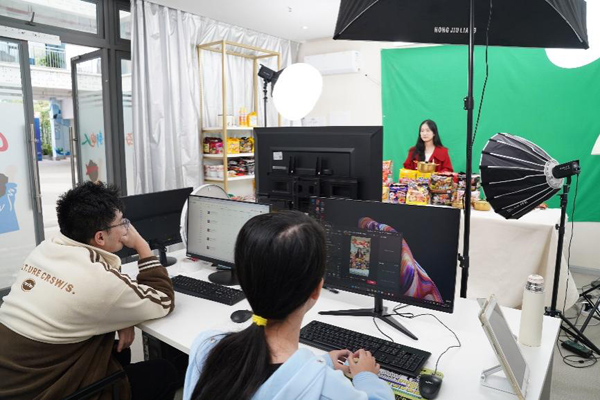 学生在直播间实训。重庆工程学院供图