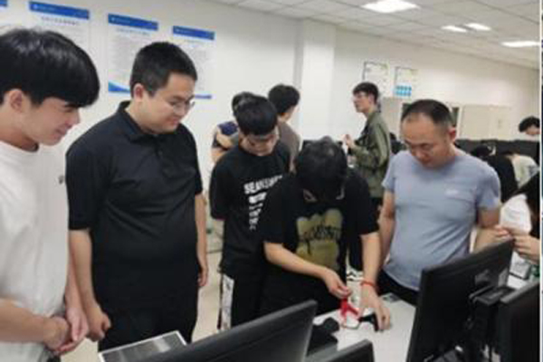 У��˫ʦͬ��һ�ſΡ����칤��ѧԺ��ͼ